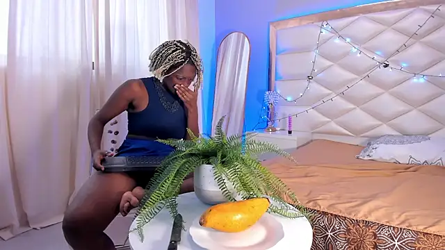 Snapshot of EvelynDivine chatting on February 24, 2026, 1:01 pm EvelynDivine online show from February 24, 2026, 1:01 pm