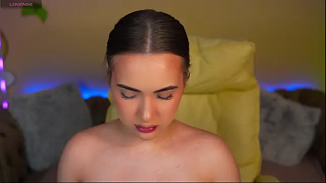 OliviaMoore  online show from June 17, 2026, 6:02 am