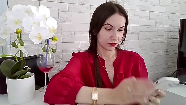 JuliaLovely online show from June 24, 2026, 1:43 pm