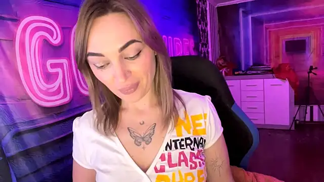 Snapshot of Vellora_ chatting on April 6, 2026, 4:19 pm Vellora online show from April 6, 2026, 4:19 pm