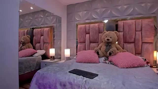 Snapshot of Paris_Velvet chatting on March 3, 2026, 11:01 pm Paris Velvet online show from March 3, 2026, 11:01 pm