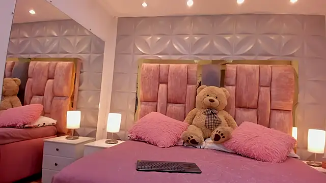 Snapshot of Paris_Velvet chatting on March 25, 2026, 11:14 pm Paris Velvet online show from March 25, 2026, 11:14 pm