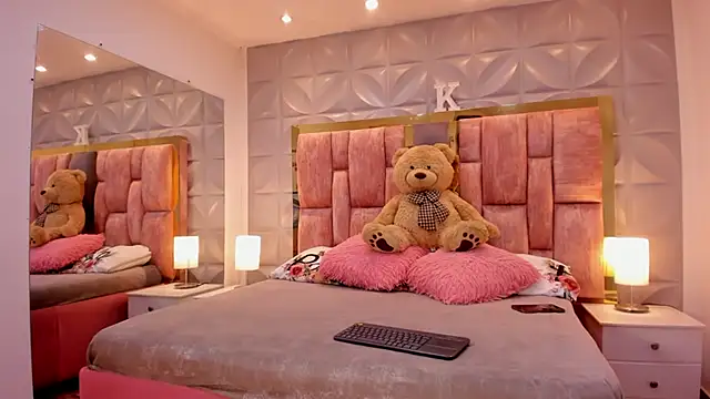 Snapshot of Paris_Velvet chatting on February 7, 2026, 10:07 pm Paris Velvet online show from February 7, 2026, 10:07 pm