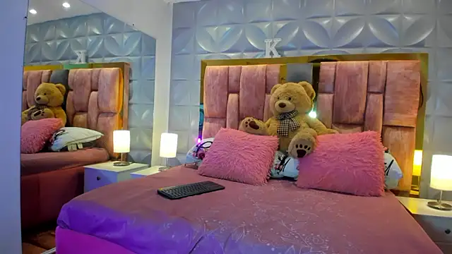 Paris Velvet online show from January 31, 2026, 10:08 pm