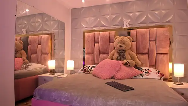 Snapshot of Paris_Velvet chatting on February 10, 2026, 9:47 pm Paris Velvet online show from February 10, 2026, 9:47 pm