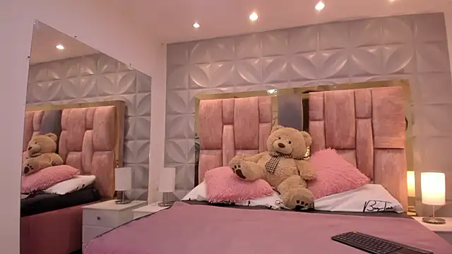 Snapshot of Paris_Velvet chatting on March 19, 2026, 10:32 pm Paris Velvet online show from March 19, 2026, 10:32 pm