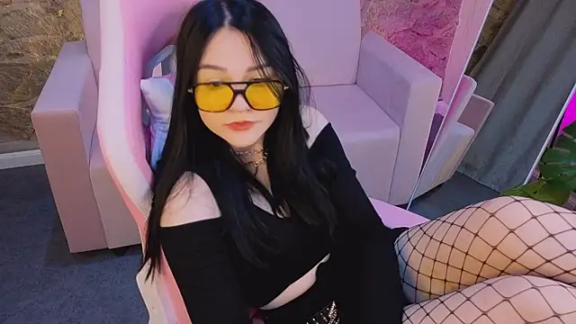 JadeCharm online show from February 1, 2026, 8:12 am