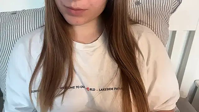 Lucyschickt online show from June 17, 2026, 5:29 am