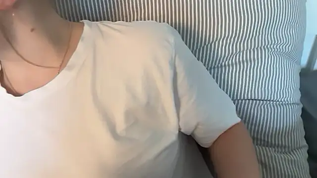 Lucyschickt online show from June 25, 2026, 3:39 pm