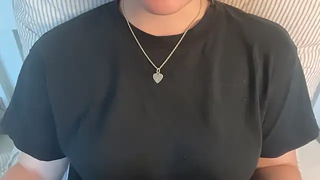 Lucyschickt online show from July 13, 2026, 12:59 pm