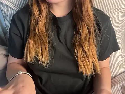 Lucyschickt online show from June 30, 2026, 6:52 pm