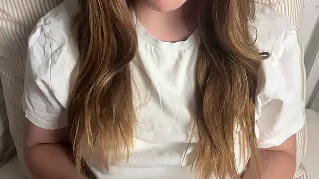 Lucyschickt online show from July 17, 2026, 8:17 pm