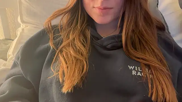 Lucyschickt online show from February 17, 2026, 4:59 pm