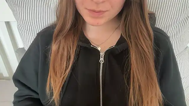 Lucyschickt online show from June 15, 2026, 10:59 am