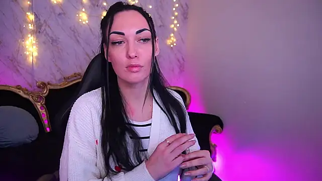 Effie luvv online show from February 4, 2026, 8:31 am