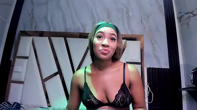 Snapshot of emii_brown chatting on February 8, 2026, 1:47 am emii brown online show from February 8, 2026, 1:47 am