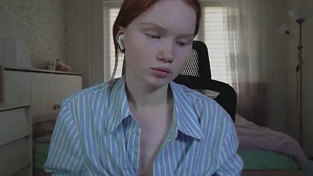 Snapshot of Nellie_baby chatting on June 3, 2026, 1:01 pm Nellie baby online show from June 3, 2026, 1:01 pm