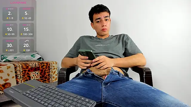 Snapshot of david_hot08 chatting on March 8, 2026, 8:06 am david hot08 online show from March 8, 2026, 8:06 am