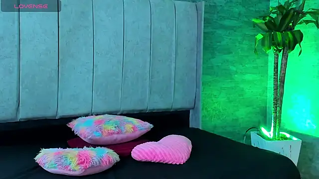 IsabellaRossi  online show from March 11, 2026, 11:48 am