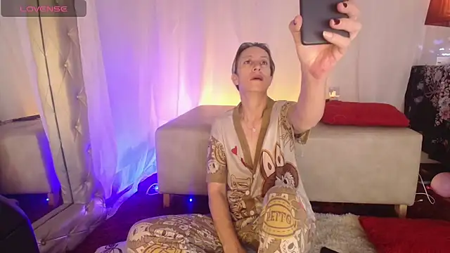 laurasofia45 online show from June 12, 2026, 10:46 am