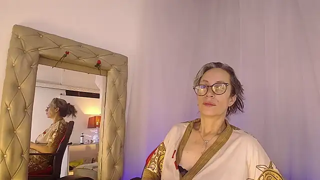 laurasofia45 online show from April 28, 2026, 5:12 am