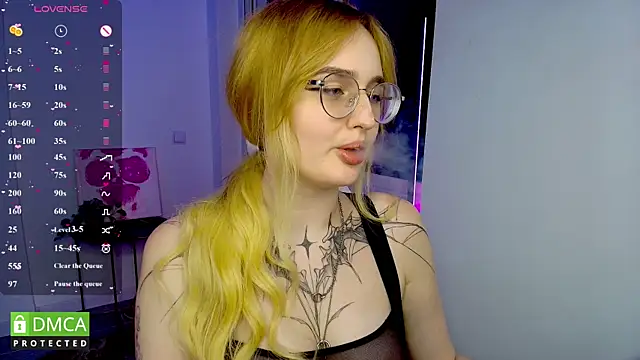 Snapshot of AdeLuna chatting on June 4, 2026, 9:19 pm AdeLuna online show from June 4, 2026, 9:19 pm