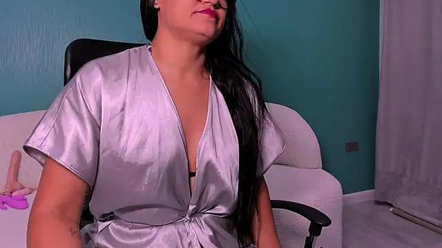 lunaa  hott online show from February 4, 2026, 4:51 am