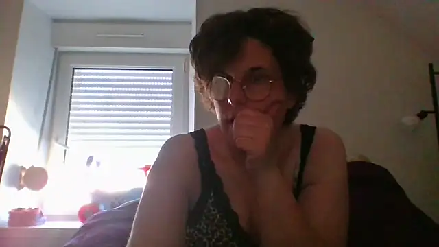 Snapshot of OIseauNoir88 chatting on April 7, 2026, 3:58 pm OIseauNoir88 online show from April 7, 2026, 3:58 pm