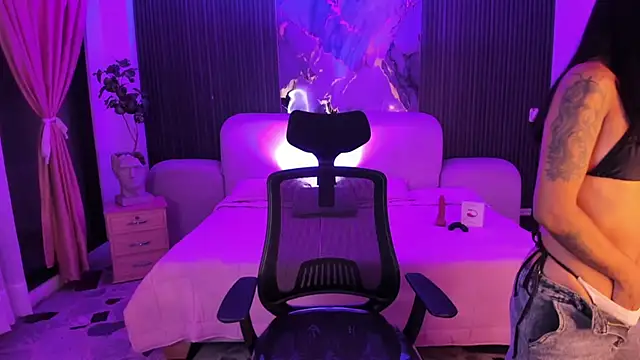 JazminRusso  online show from April 27, 2026, 6:44 am