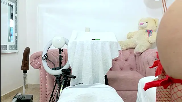 Ashley Jonness  online show from February 15, 2026, 7:51 am