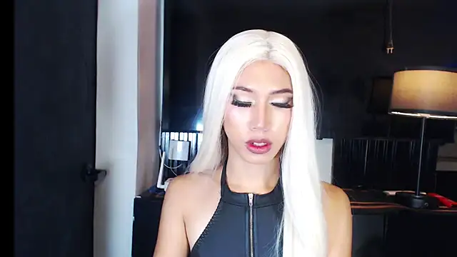 Snapshot of QueenAlisonfoxx chatting on June 10, 2026, 1:51 am QueenAlisonfoxx online show from June 10, 2026, 1:51 am
