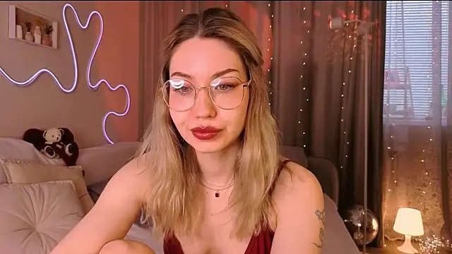 lusciousslily online show from March 14, 2026, 2:39 am