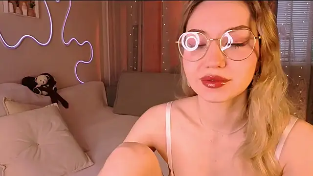 lusciousslily online show from March 12, 2026, 2:06 am