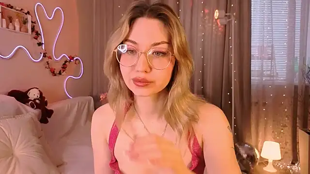 lusciousslily online show from March 19, 2026, 3:28 am