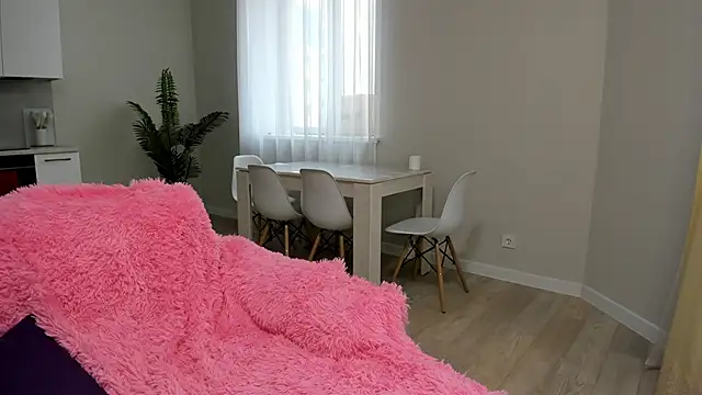 G0od girl online show from February 18, 2026, 8:33 am