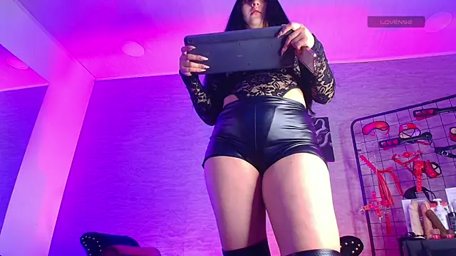 MadameDaphnee online show from February 4, 2026, 11:05 am