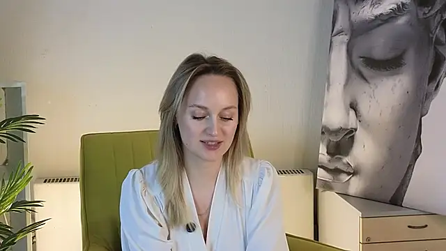 LorinaNhatsavang online show from February 3, 2026, 1:16 pm