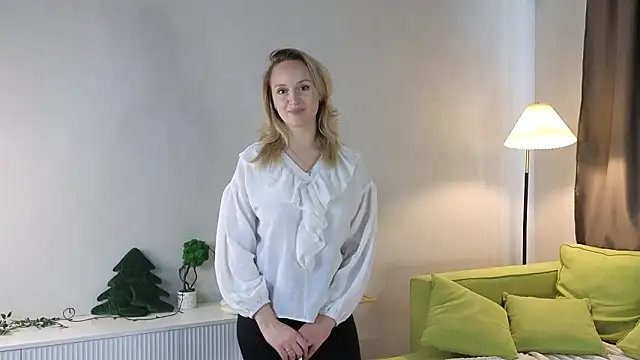 LorinaNhatsavang online show from February 4, 2026, 9:48 am