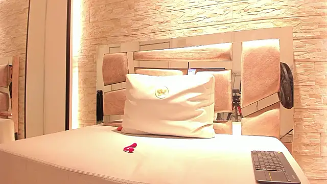 yasmin harvey online show from February 3, 2026, 2:53 am