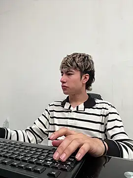 AlexanderCollman2 online show from April 28, 2026, 1:04 pm