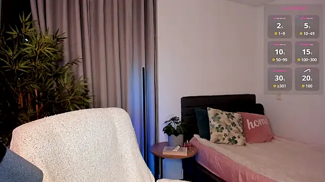 moonhelen online show from February 16, 2026, 11:35 pm