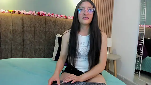 HannaWen  online show from April 24, 2026, 7:49 pm