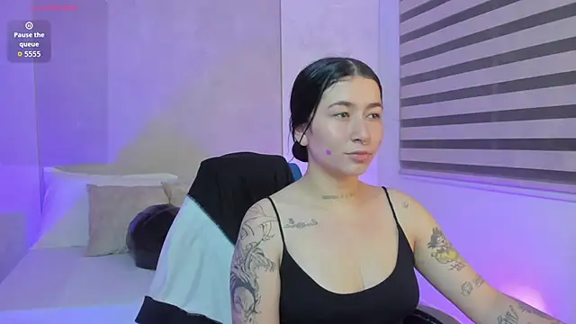 charlottee27  online show from May 22, 2026, 2:09 am