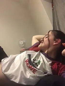 Snapshot of LeonieClaire chatting on March 18, 2026, 6:09 pm LeonieClaire online show from March 18, 2026, 6:09 pm