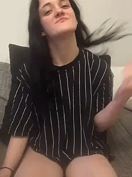 Snapshot of LeonieClaire chatting on March 26, 2026, 5:33 pm LeonieClaire online show from March 26, 2026, 5:33 pm