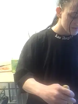 Snapshot of LeonieClaire chatting on March 24, 2026, 5:13 pm LeonieClaire online show from March 24, 2026, 5:13 pm