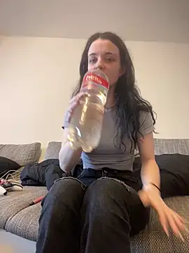 Snapshot of LeonieClaire chatting on March 7, 2026, 12:21 pm LeonieClaire online show from March 7, 2026, 12:21 pm