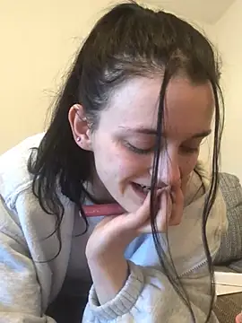 Snapshot of LeonieClaire chatting on March 17, 2026, 3:48 pm LeonieClaire online show from March 17, 2026, 3:48 pm