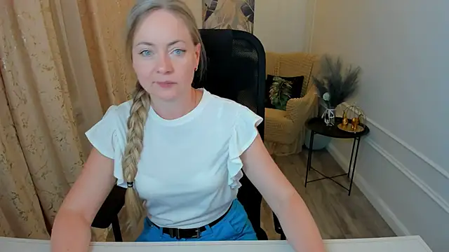 CharlotteKerti online show from June 8, 2026, 7:47 pm