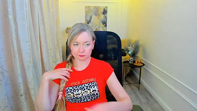 CharlotteKerti online show from June 3, 2026, 2:33 pm